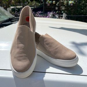 Vince Camuto sneaks tan size 91/2 like new